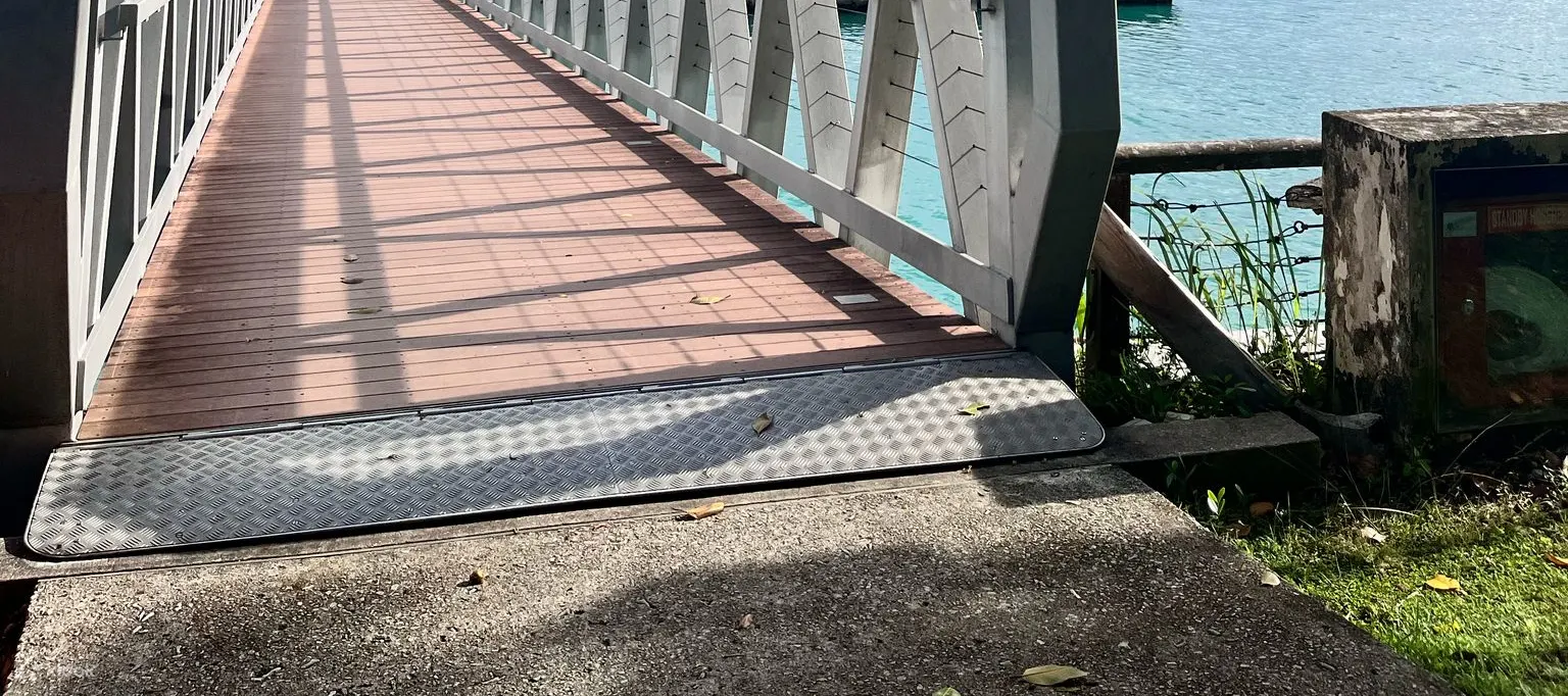 圣淘沙湾码头至拉撒路岛渡轮服务（由 YachtCruiseSG 提供）