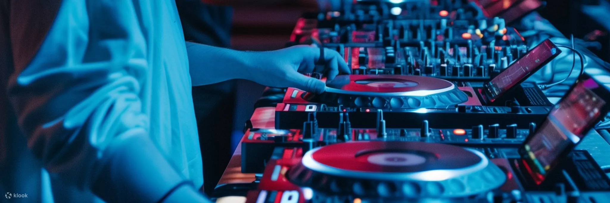 蒸气庞克俱乐部的 DJ 演奏 EDM 音乐至凌晨
