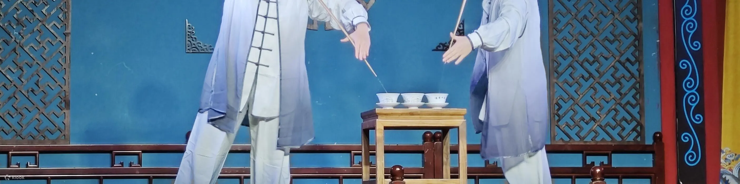 长嘴壶在演员手中灵活跳跃，还能到座位给大家斟茶，体验老成都盖碗茶的韵味🍵