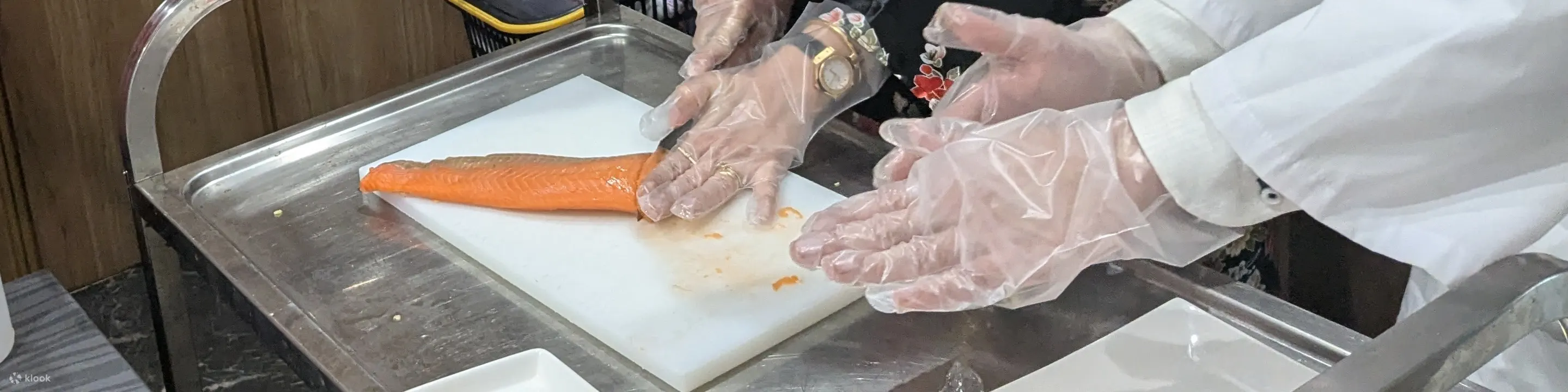 切片新鲜三文鱼作为寿司配料