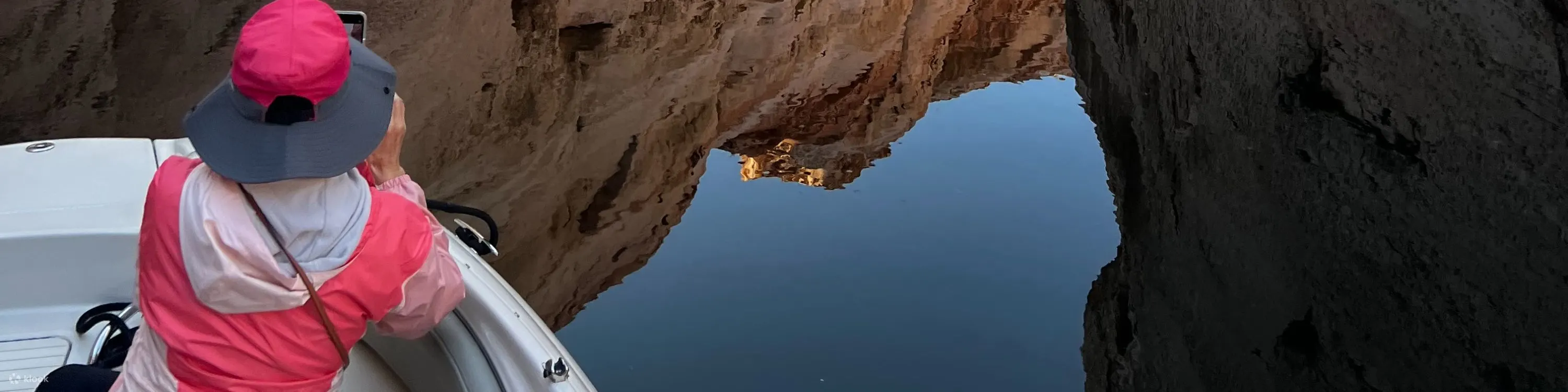 穿过羚羊峡谷平静的水域，拍摄高耸的砂岩墙
