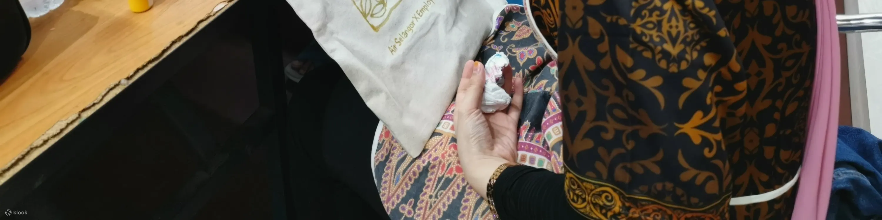 手提包上的蜡染着色