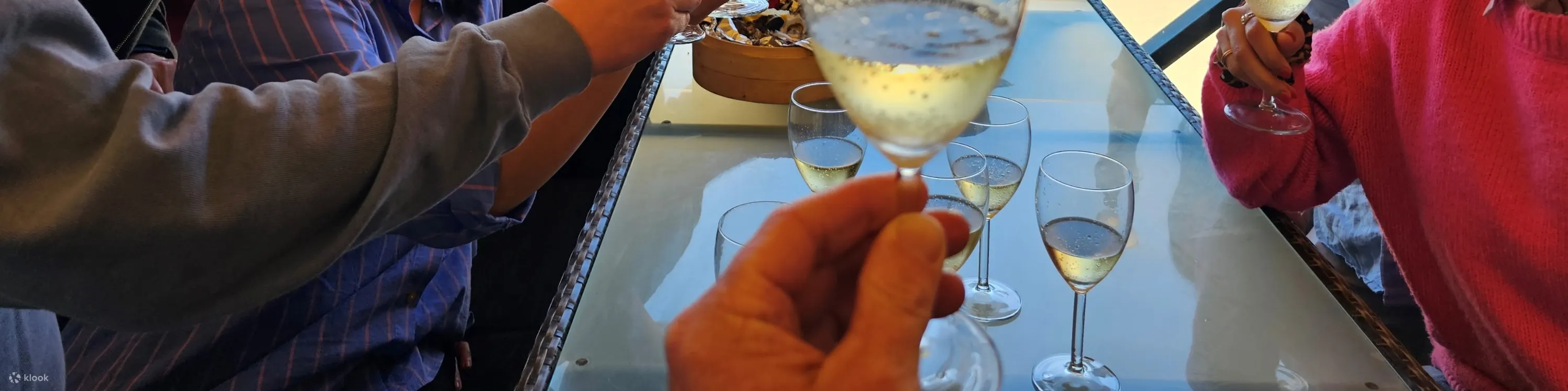 在海滩边用餐