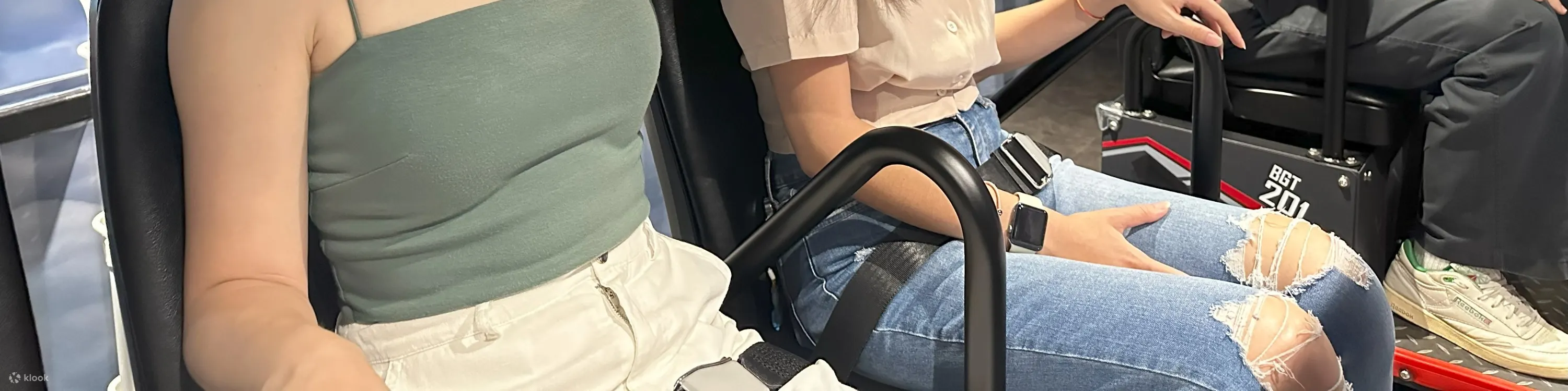 朋友们玩VR