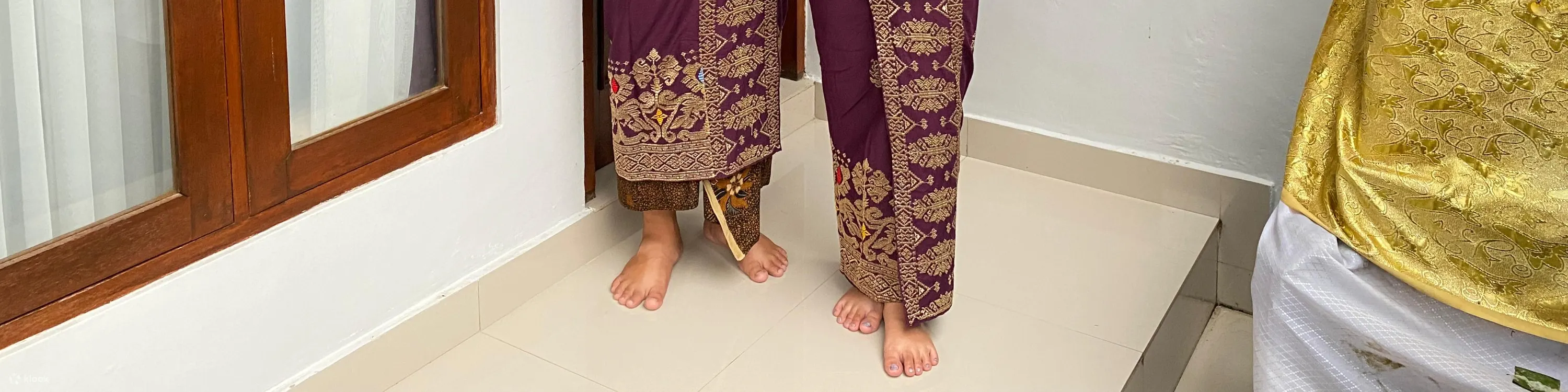 穿着巴厘岛服装的夫妇