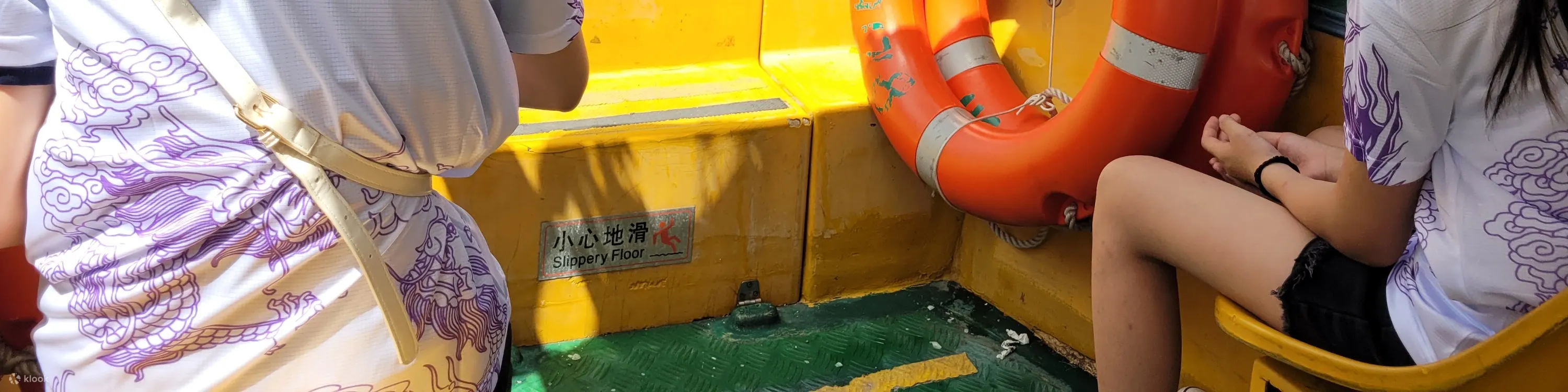 20分钟小艇游览大澳全景，行程包括畅游河涌，穿梭水上棚屋，经过新基大桥、红树林、文物酒店、将军石、欣赏港珠澳大桥及追寻中华白海豚