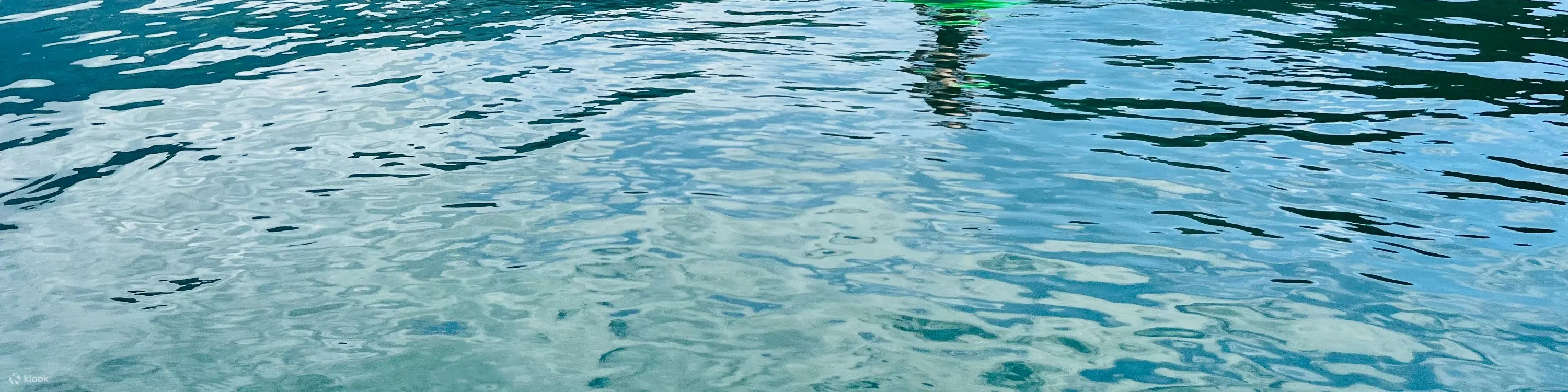 在湖面上玩立桨