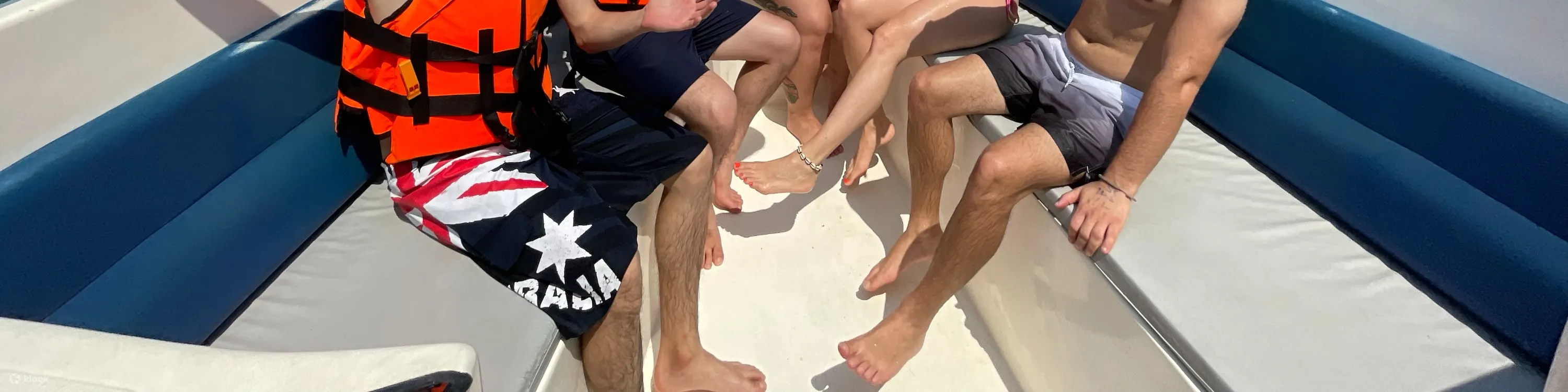 5人一组，乘坐快艇