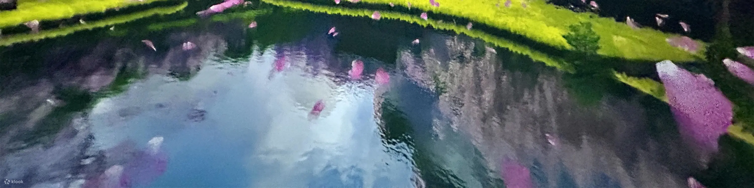 更有细腻的水雾、轻柔的吹风、神秘的香雾等特效，当你飞越花海，便能闻到阵阵花香；掠过瀑布，脸上能感受到细密的水珠。