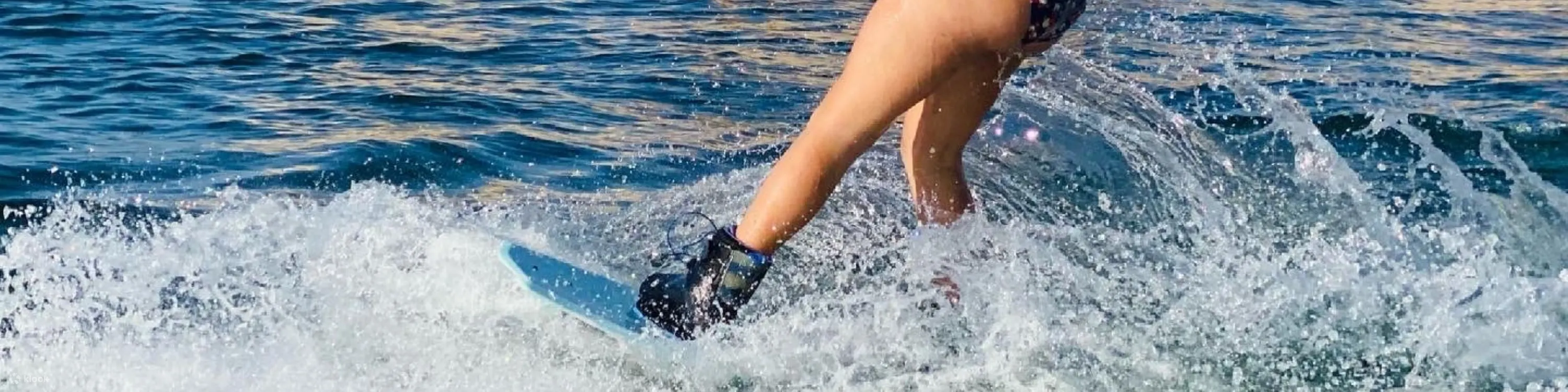 滑过鲍威尔湖清澈的湖水，欣赏令人惊叹的峡谷景色