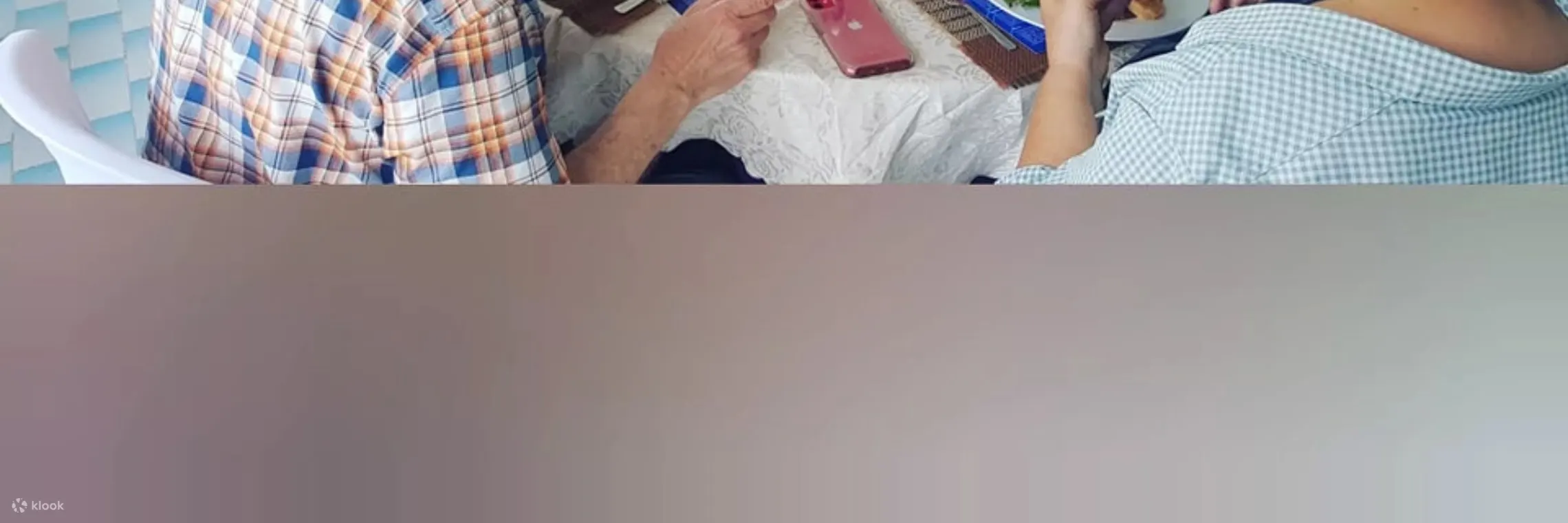 来宾们享用共同准备的午餐。