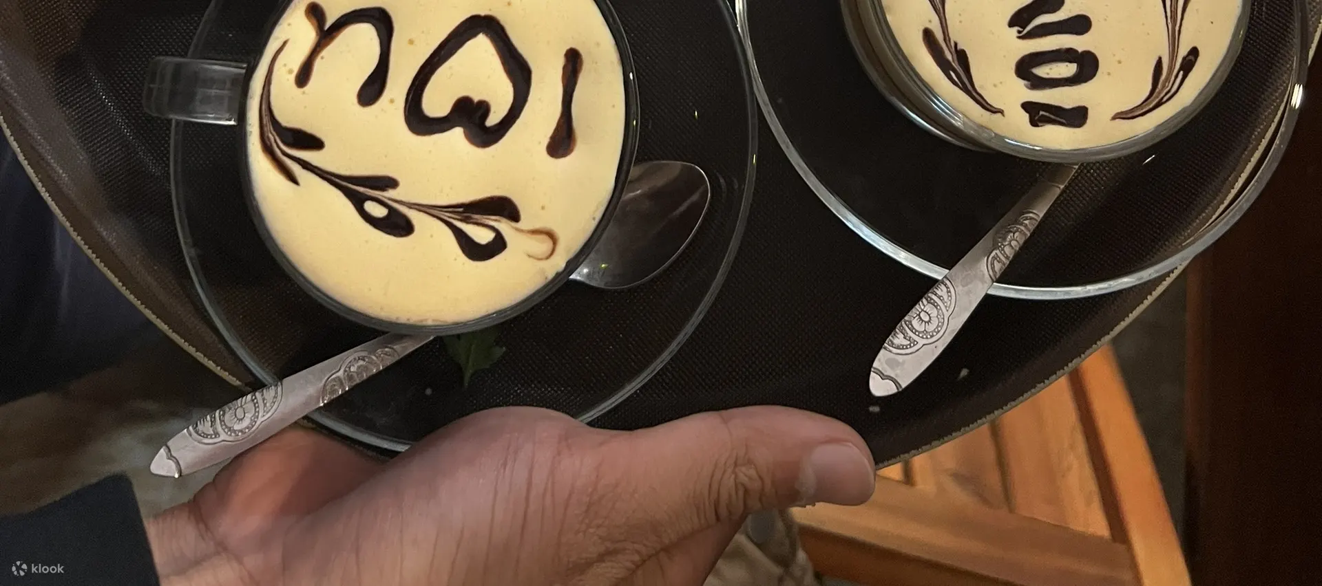 品尝鸡蛋咖啡