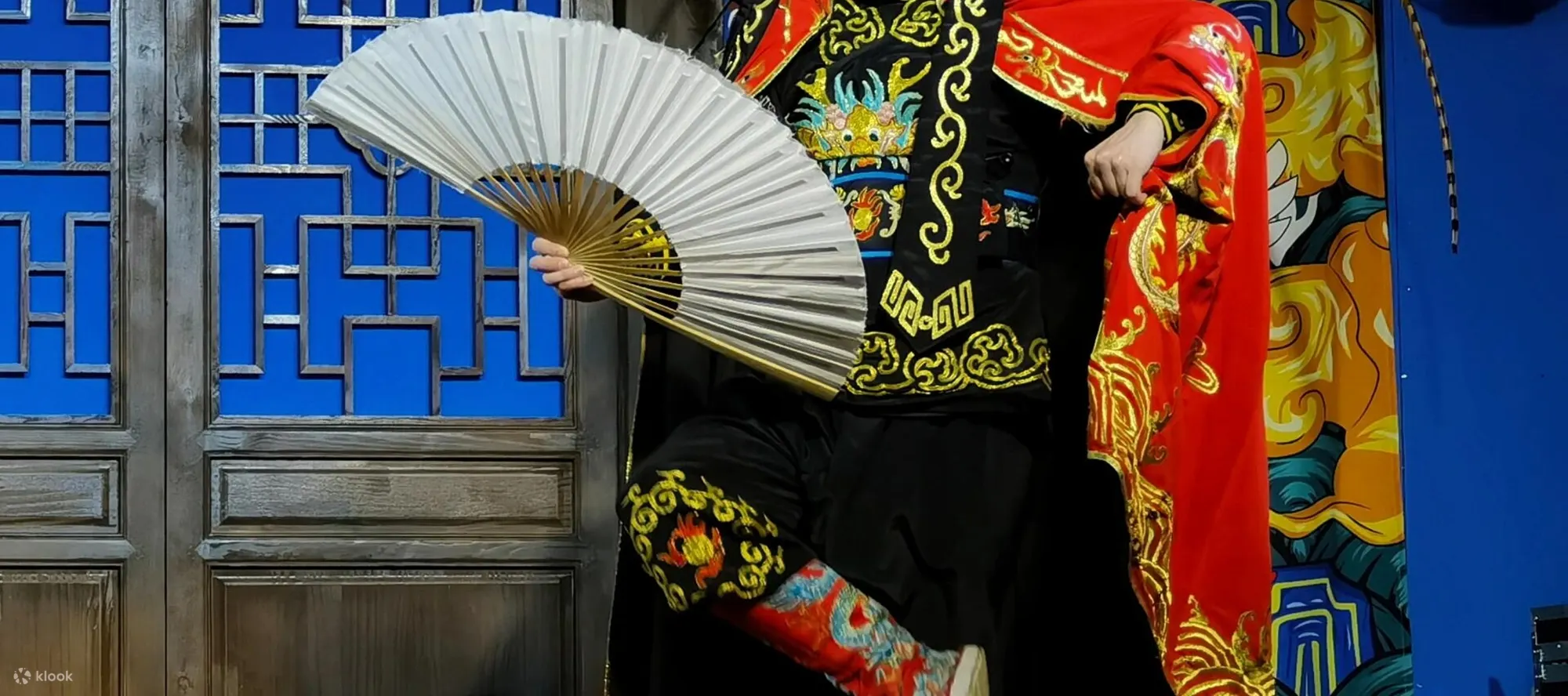 梨园奏响川剧华章，变脸绝技惊艳登场。一抹一甩间，脸谱骤变，尽显川剧独特艺术魅力