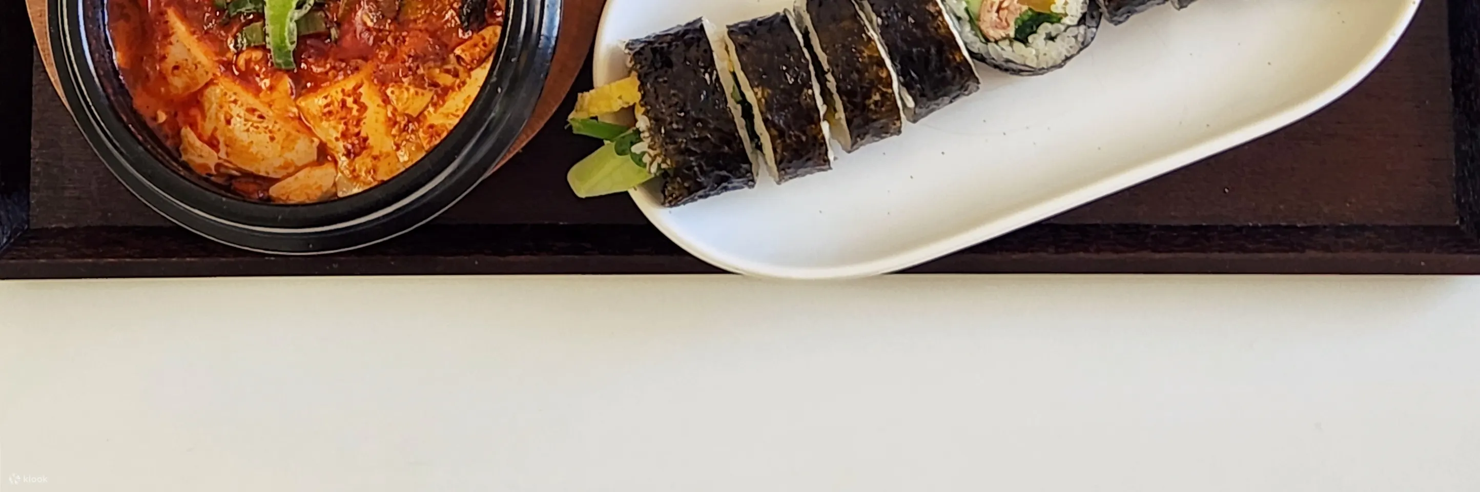 午餐基本菜单：海苔包饭、炖菜、杂菜、鸡排