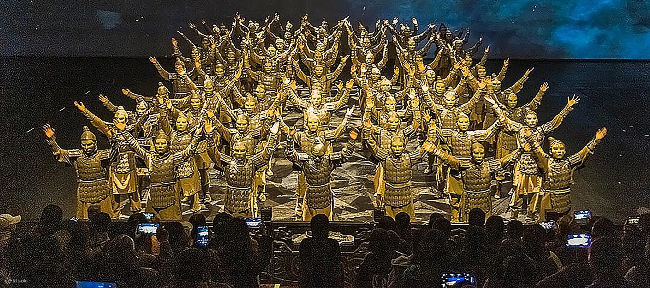 《复活的军团》演出是中国实景沉浸式多媒体战争史诗剧，由中国导演金铁木先生执导，在兵马俑的故乡--临潼演出。