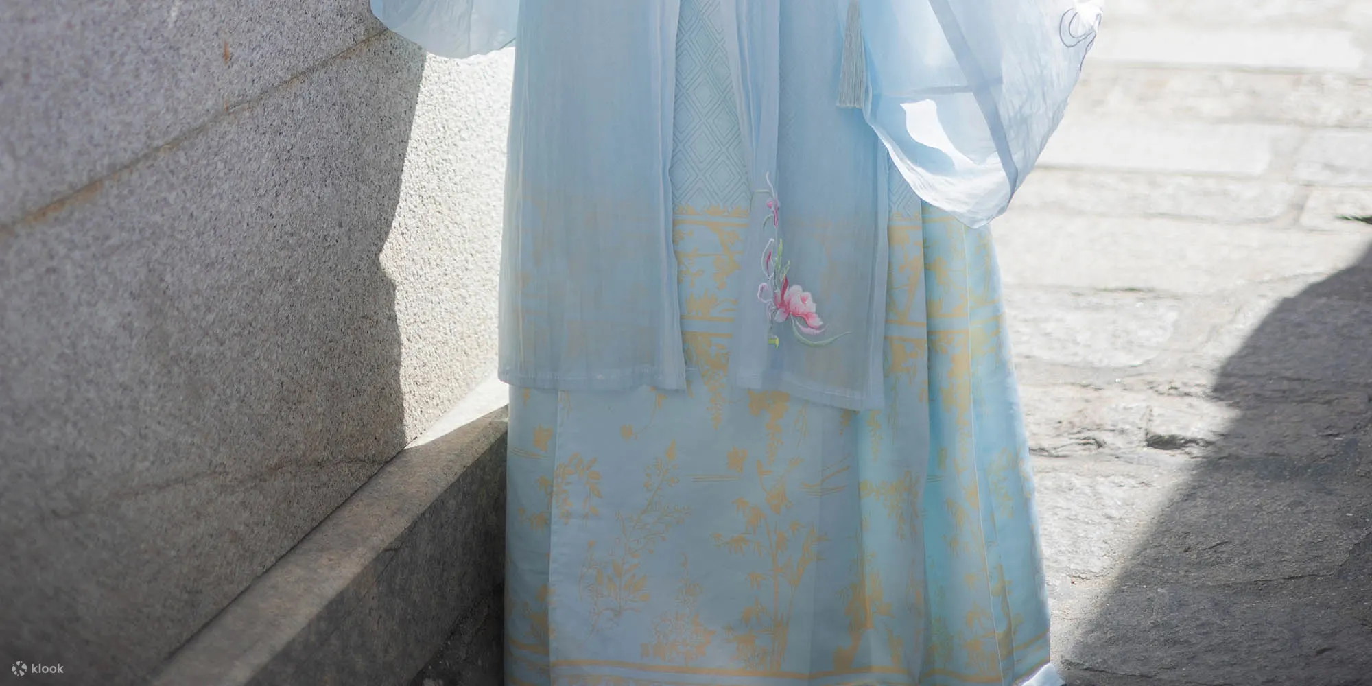 在这里，您将享受到专业的浔埔女盘头发簪花服务