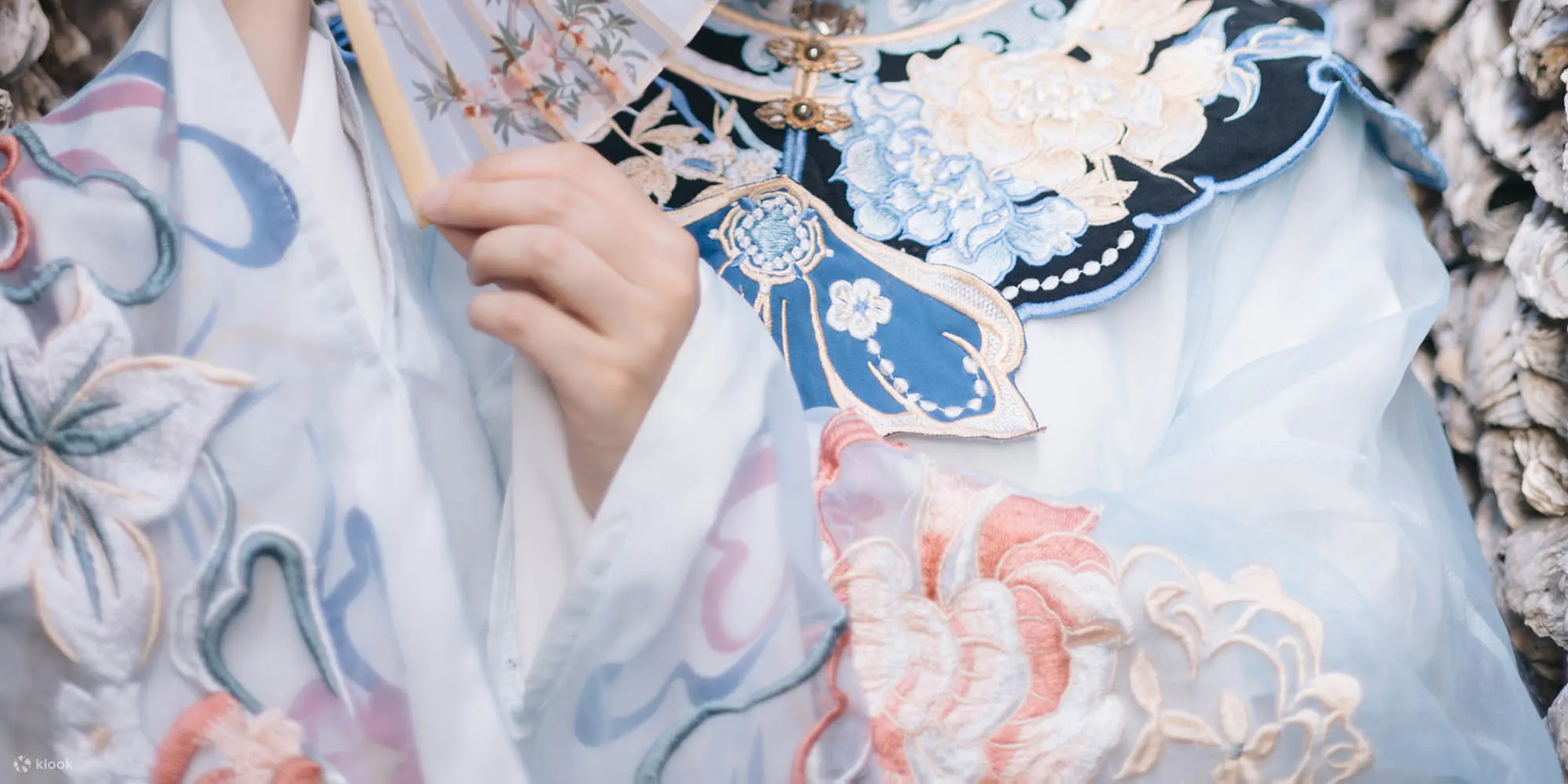 搭配上传统浔埔女服饰，细腻的纹理、精美的图案，尽显古朴典雅