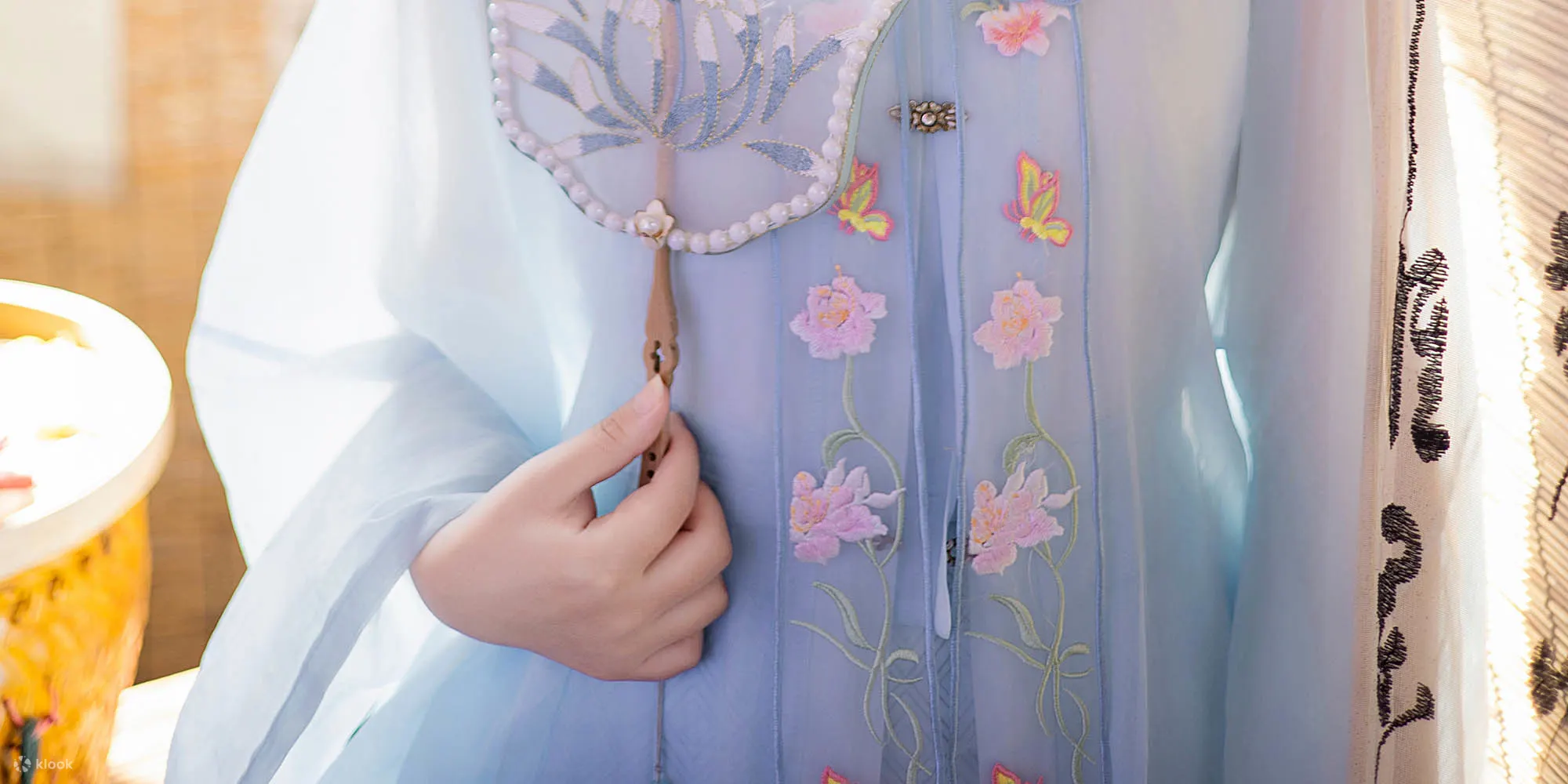 造型师深谙浔埔簪花传统技艺，精心为您打造独具韵味的发型