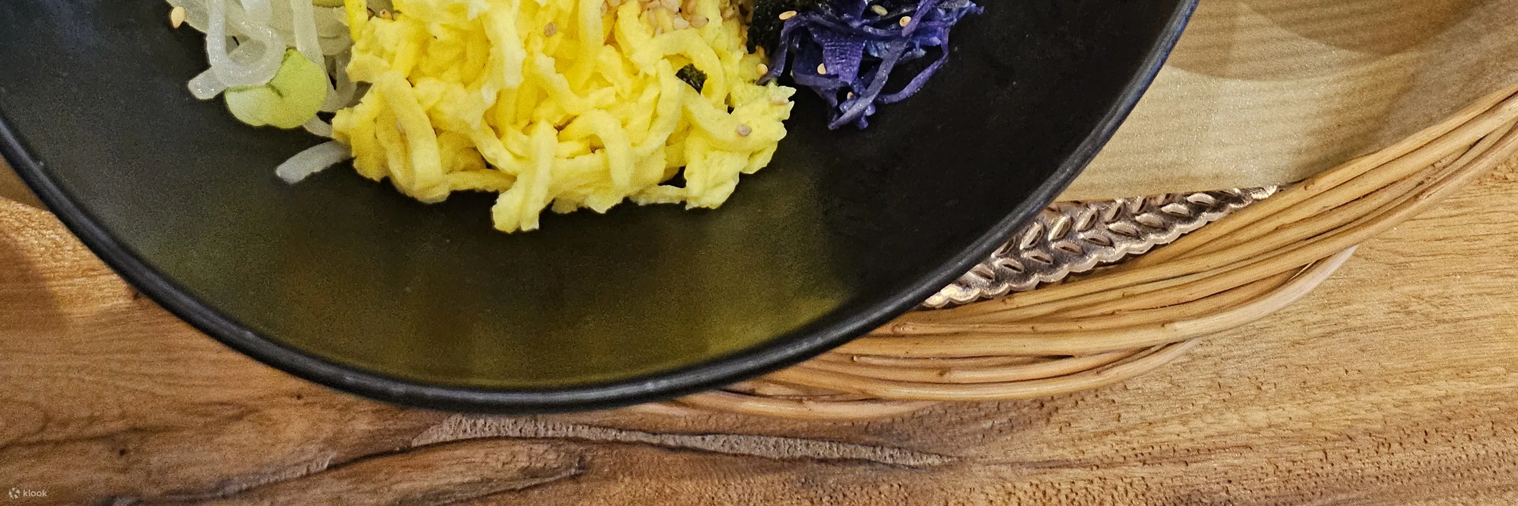 餐点：尝尝韩国招牌菜——拌饭！
享用用有机食材烹制的温热米饭。