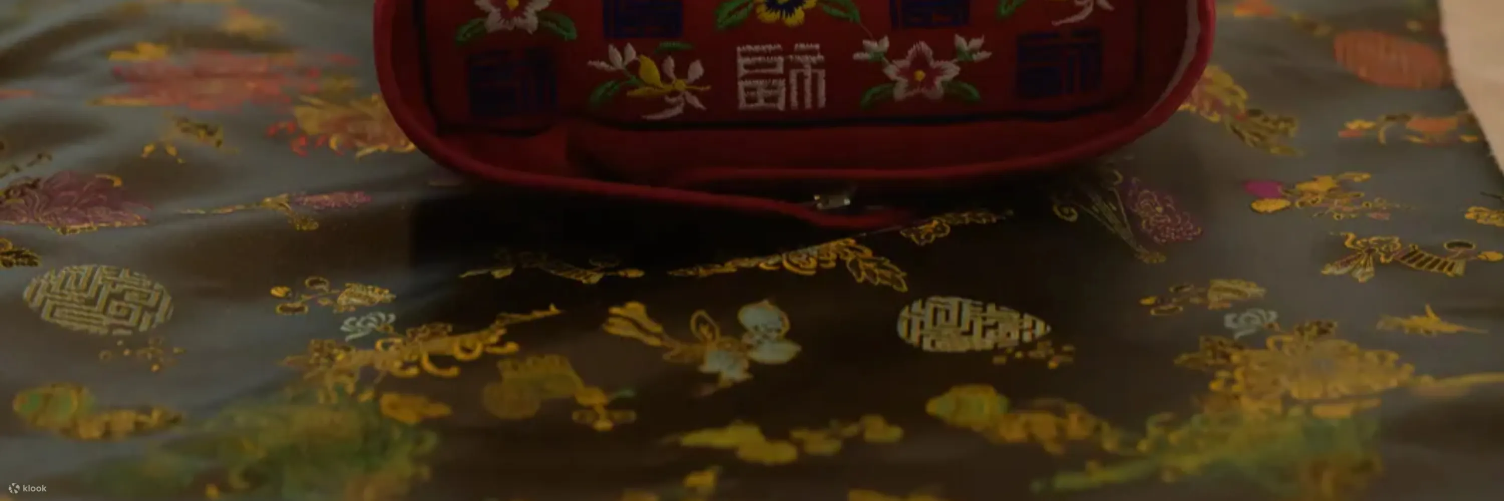 在寄托着美好祝福的枕头上享受片刻宁静。
