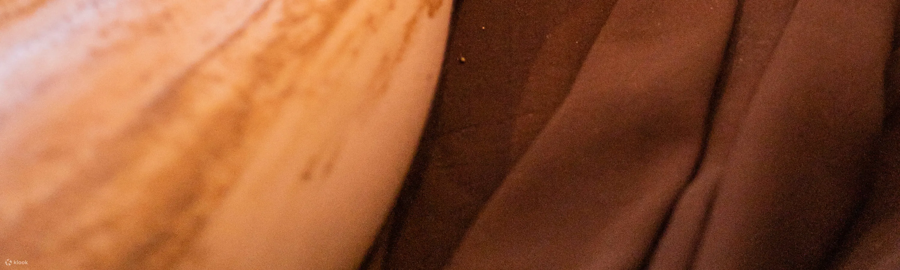 金巴兰蒙特贝罗健康水疗中心草本身体磨砂，焕发肌肤光彩，焕发光彩。本护理采用天然成分，温和去角质，滋养肌肤，焕活肌肤，令肌肤丝滑细腻。