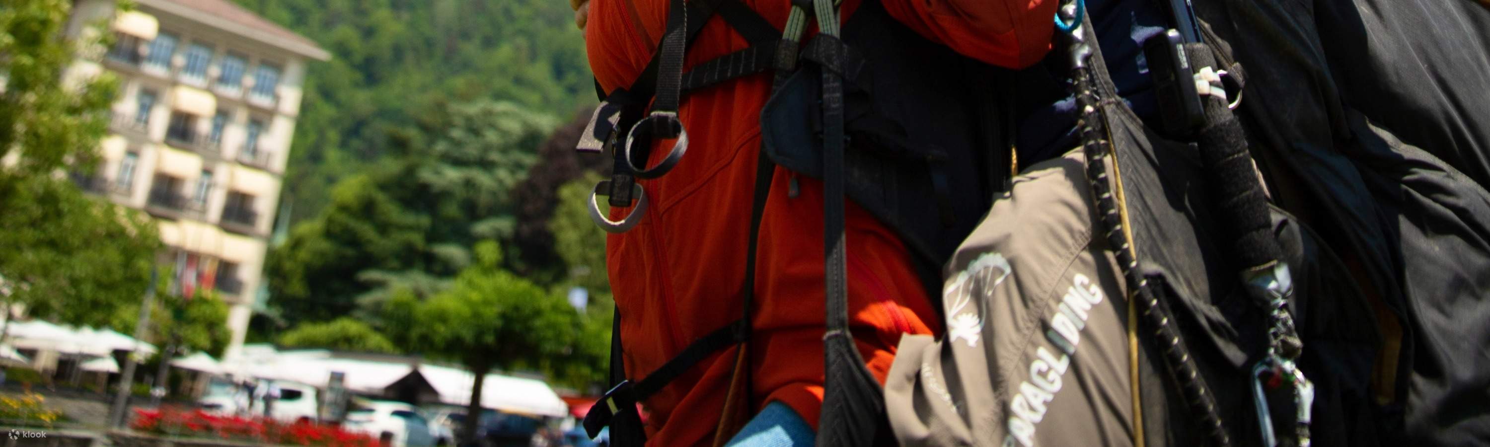女孩和飞行员在因特拉肯 (Interlaken) 完成一次美好的飞行后，在着陆场