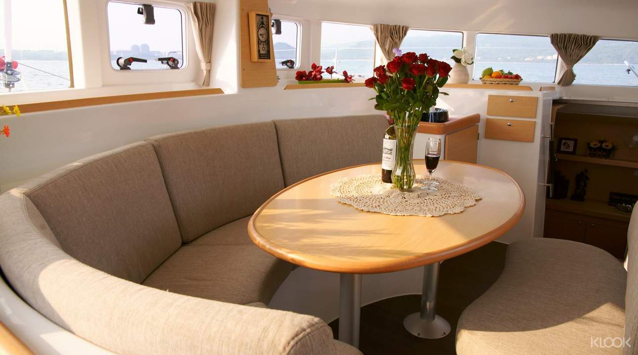 船上提供舒適沙發、大床、飲品與水果，享受慵懶假期時光