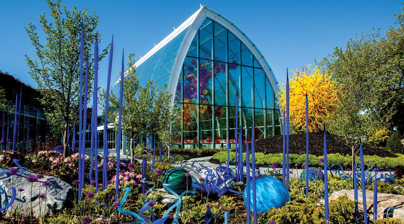 Enter the 40-foot tall glass and steel Glasshouse, and explore the comprehensive collection of Dale Chihuly’s works
