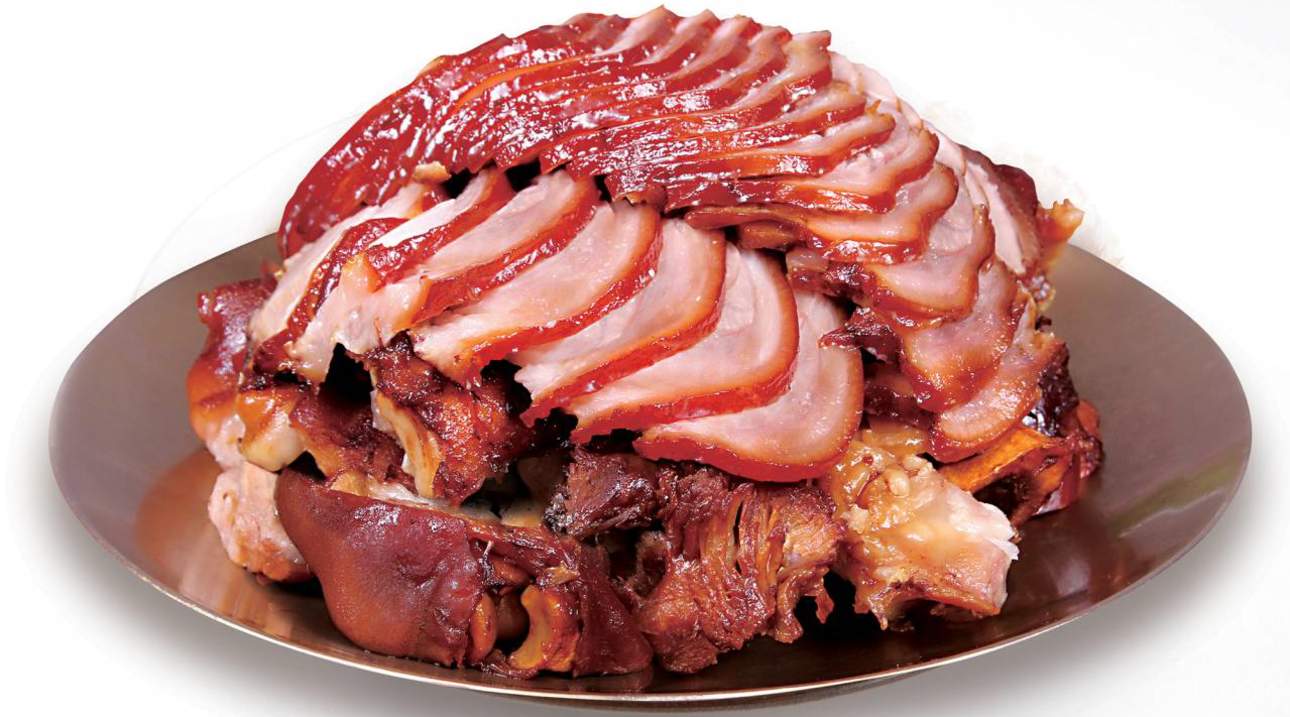 品嚐「招牌原味豬蹄」，燉煮入味的豬肉，油花分布均勻、多汁、鮮美，令人垂涎三尺