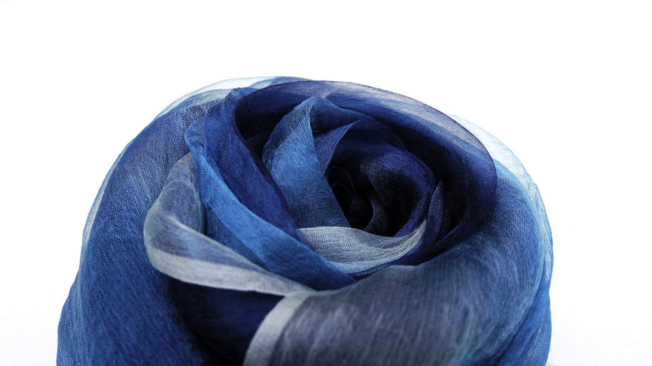 將烏干紗圍巾染上美麗的藍色，打造獨一無二的風格配件