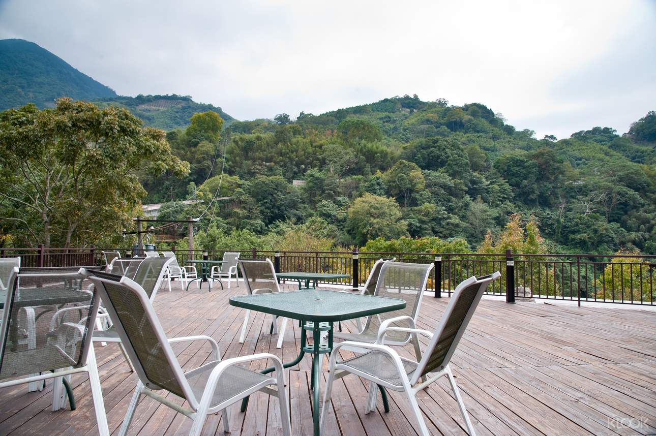 泡完溫泉到露台咖啡廳欣賞群山環繞的美景