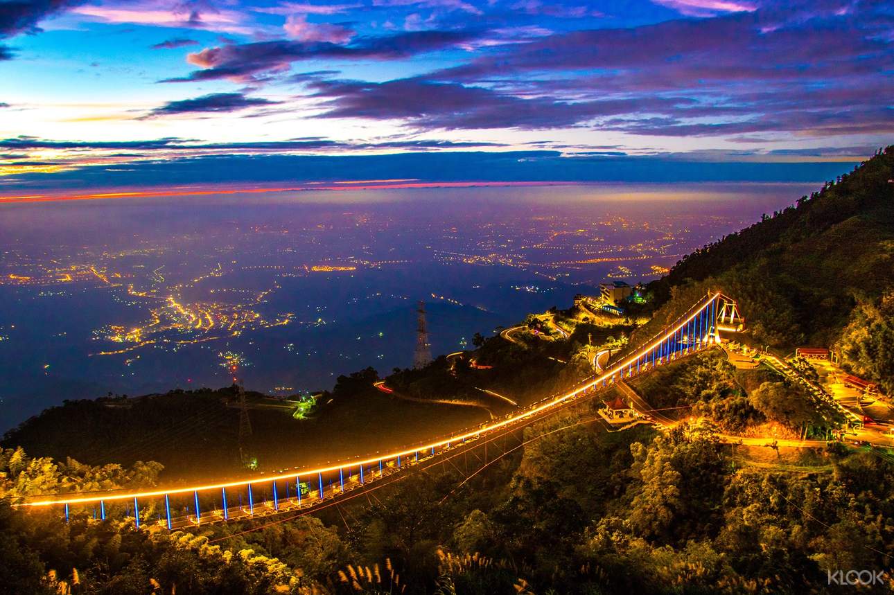 夜晚的太平雲梯，搖身一變，燈光閃耀，站在高橋可俯瞰整座城市旖旎風光，將台灣海峽盡收眼底