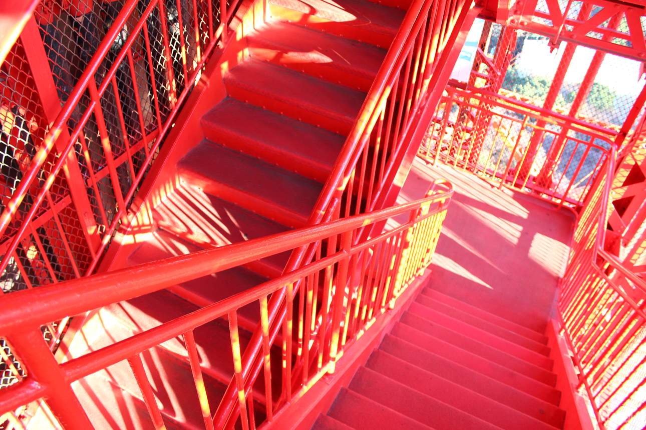 一邊瞭望景色、一邊吹著風，體驗從 FOOT TOWN 屋頂前往大展望台共約600階戶外樓梯登上東京鐵塔的特別行程！