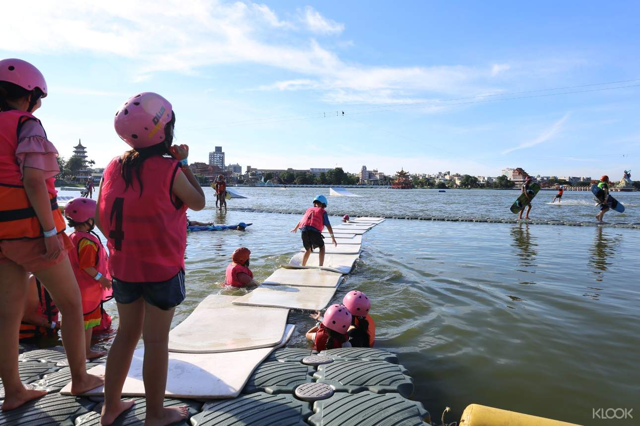 水上魔毯：使用能漂浮在水面上的特殊浮墊所造的一座橋，考驗挑戰者在水面上平衡的闖關遊戲，適合5 - 12歲兒童