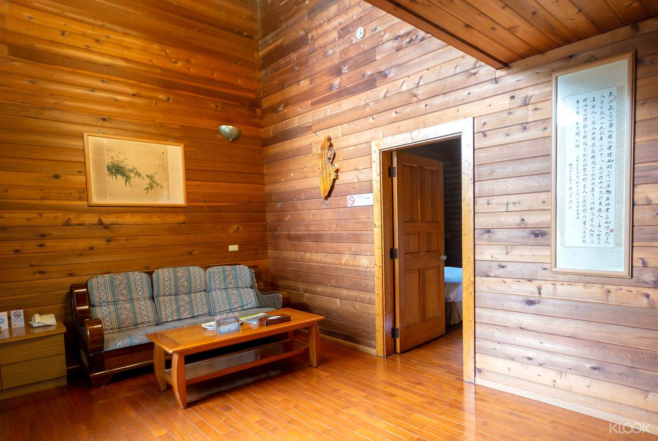 房間周圍的大樹讓空氣中散播大量的芬多精，可在木屋外的木台上享受渡假的休閒氛圍