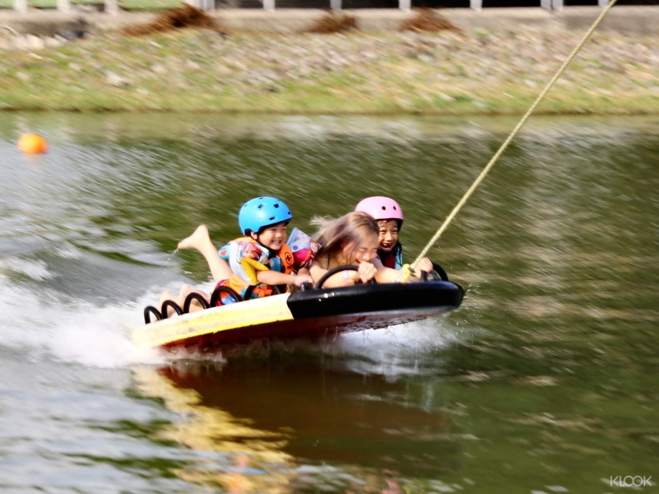 滑水飛船：除了專業纜繩滑水外，另有提供水上拖曳玩具，讓學習與娛樂兼具，緊張刺激拳拳到肉，大人小孩都瘋狂