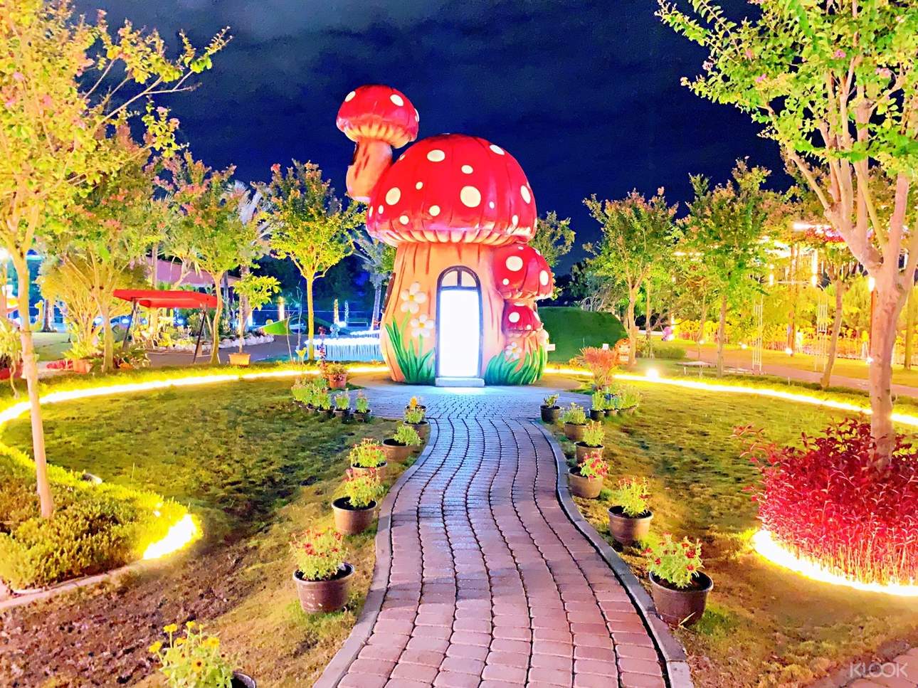 繽紛可愛的童話世界蘑菇屋也是不能錯過的拍照打卡景點唷！