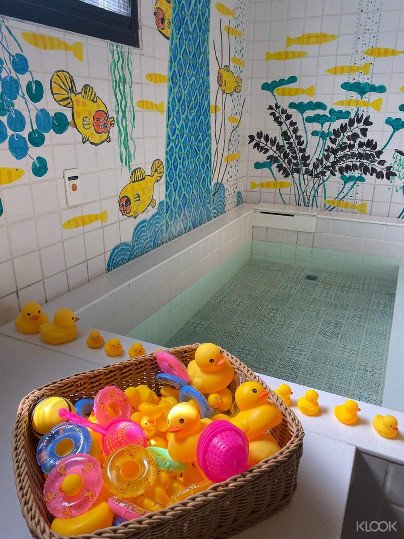 溫泉放滿池，與黃色小鴨一同在池子內泡澡