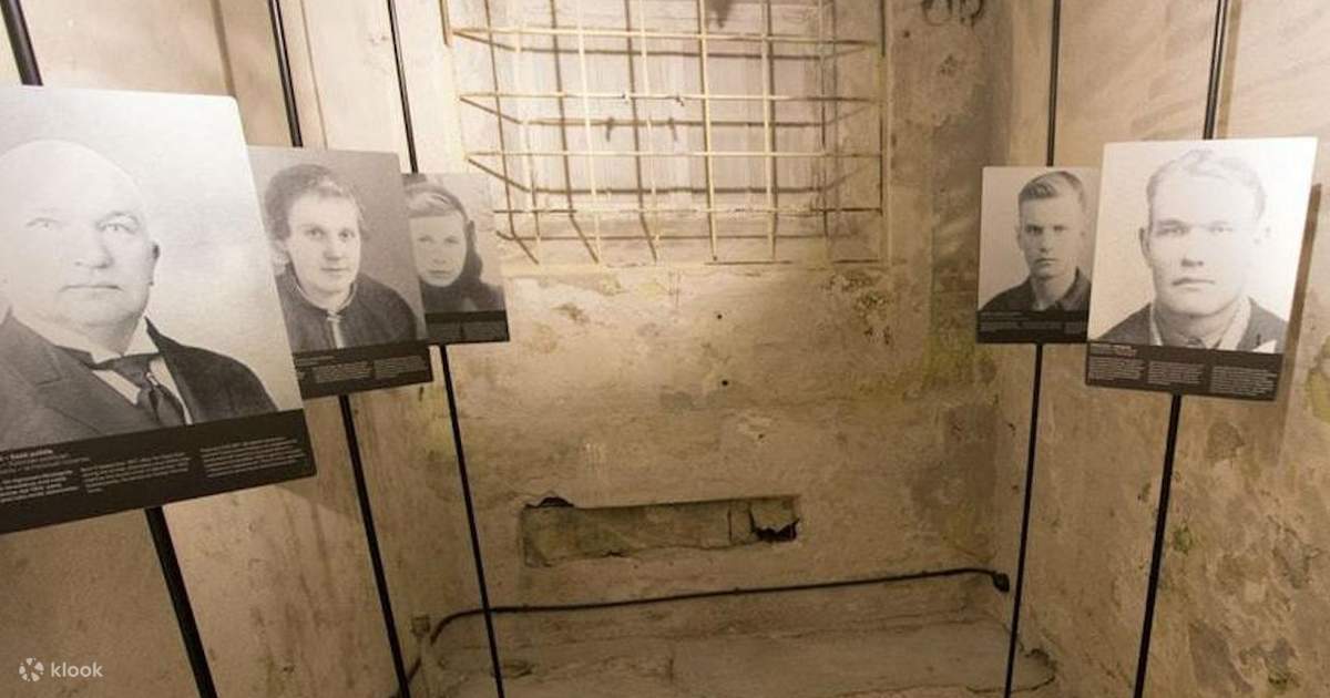 KGB 刑務所の独房への入場 - Klook