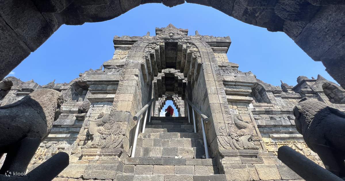プントゥクセトゥンブヒルからのボロブドゥール寺院の日の出鑑賞