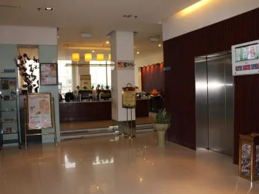 白玉兰酒店北京西客站店 #2