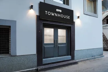 Super OYO Townhouse 1263 Shalimar Residency Near Shalimar Bagh Metro Station #2