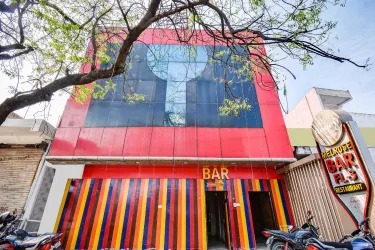 Capital O 82585 Honey Hotel #4