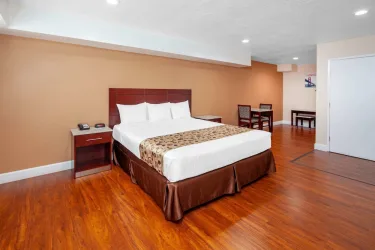 Travelodge by Wyndham Harbor City #5