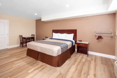Travelodge by Wyndham Harbor City #4