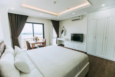 Queenie Hotel #5