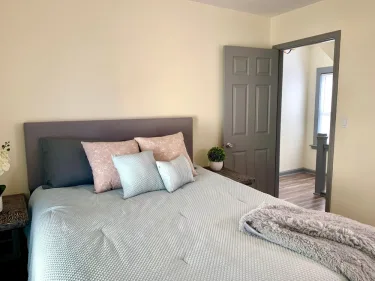 The Southside Villa - With Private Yard & Parking, Near Falls & Casino by Niagara Hospitality #4