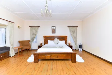THE PREMIER SUITES #2