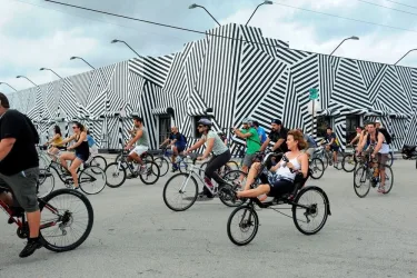 Miami 2 Bedroom Home Trampoline BBQ Street Art #2