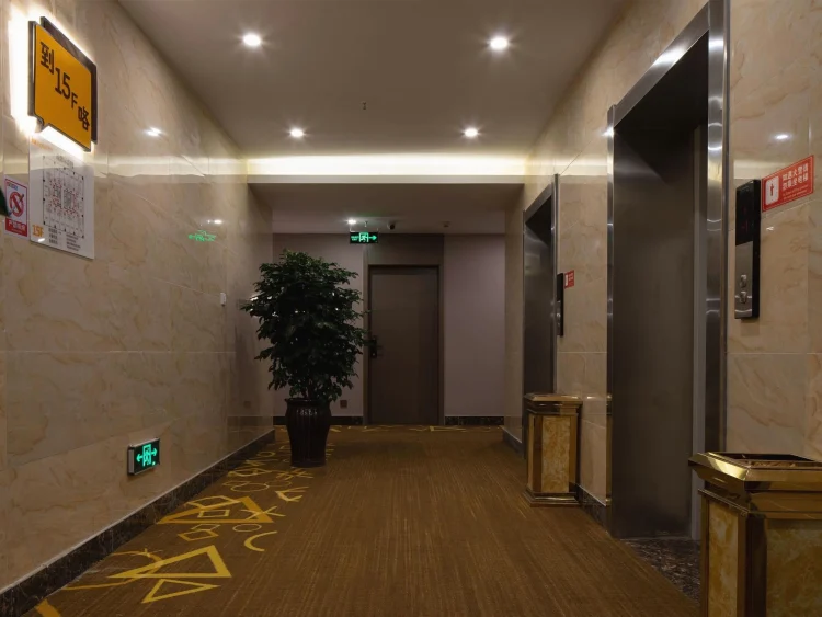 IU酒店（泰安高铁站光彩大市场店） #1